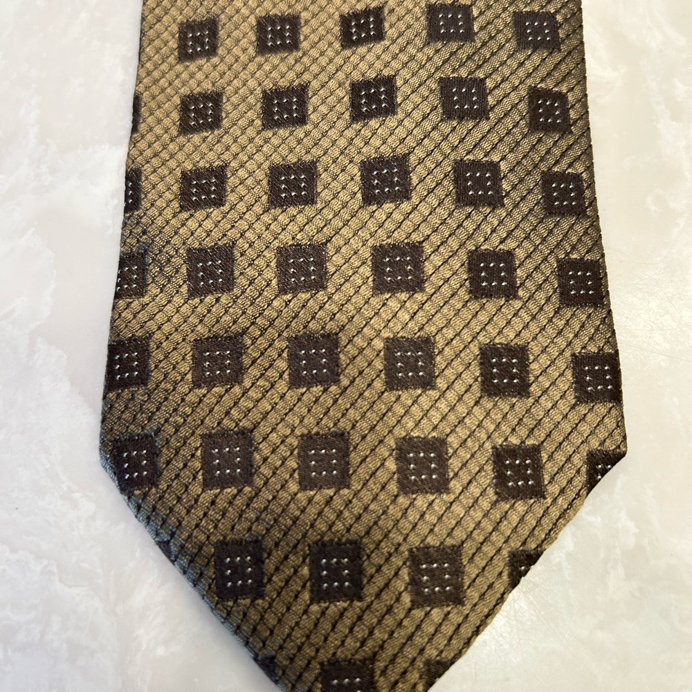 Elegant Gold and Black Hugo Boss Silk Men's Tie, Made in Italy, 3.25” X 56” long - Picture 5 of 12